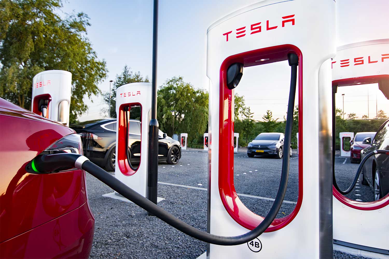 Dans la bataille des bornes de recharge, Tesla prend de l'avance -  Challenges